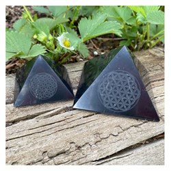 PIRAMIDE DI SHUNGITE LUCIDA - FIORE DELLA VITA Cristalli e altro