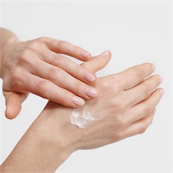 CREMA RIGENERANTE PER LE MANI Dr. Hauschka